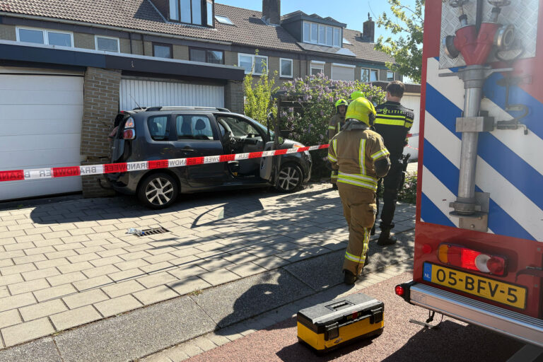 Auto botst op garage aan Scheldedal, garages op instorten