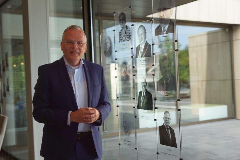 Portret Jan Luteijn onthuld op gemeentehuis
