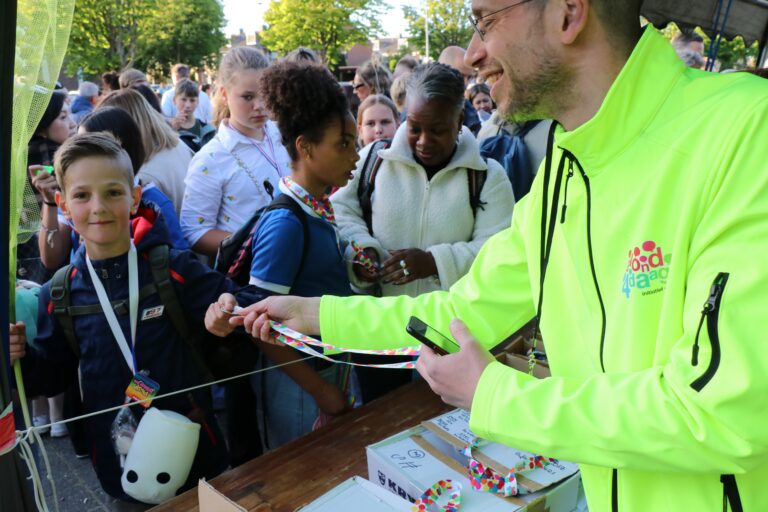 [FOTO] Feestelijk onthaal voor lopers Krimpense avondvierdaagse