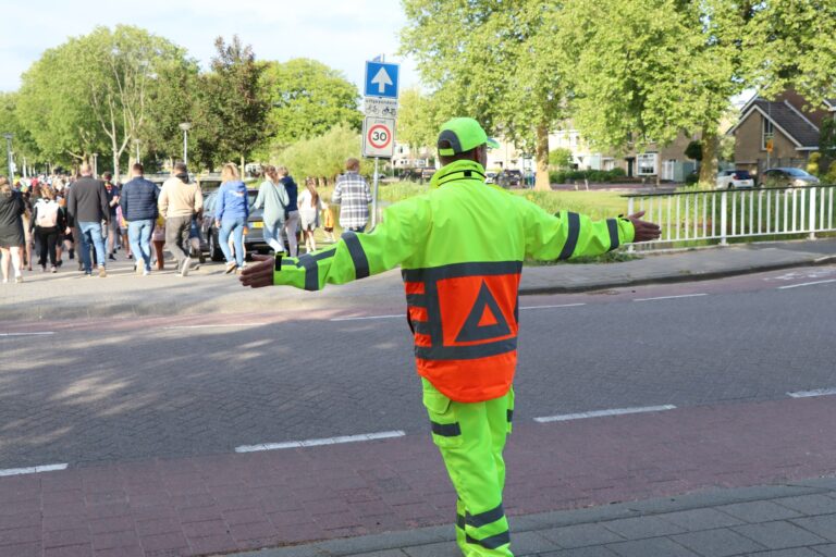 Verkeersregelaars wandelvierdaagse bekogeld, organisatie doet dringende oproep aan ouders