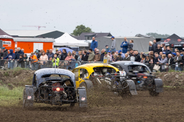 [VIDEO] Brullende motoren, spektakel en gezelligheid tijdens Autocross in Zevenhuizen