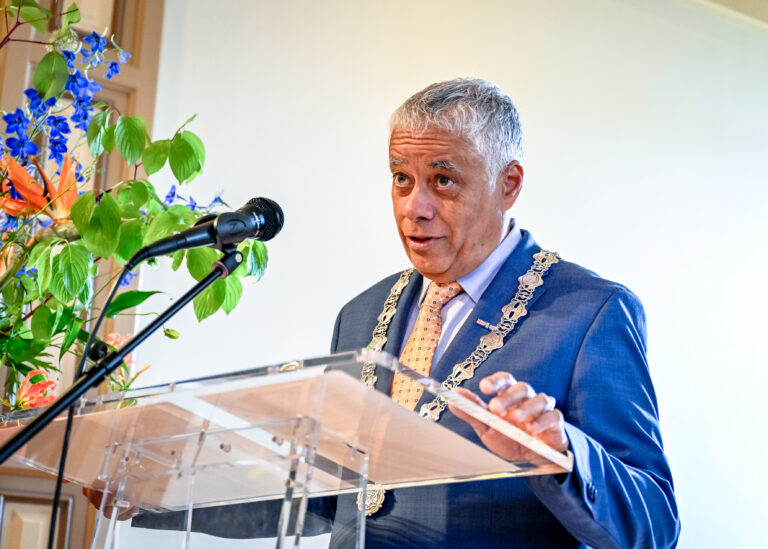 Burgemeester Manusama beantwoordt vragen van Capellenaren: ‘Benieuwd naar wat er leeft’