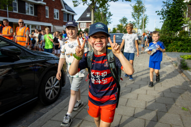 [FOTO] Feestelijk onthaal voor lopers Avond4Daagse in Moerkapelle