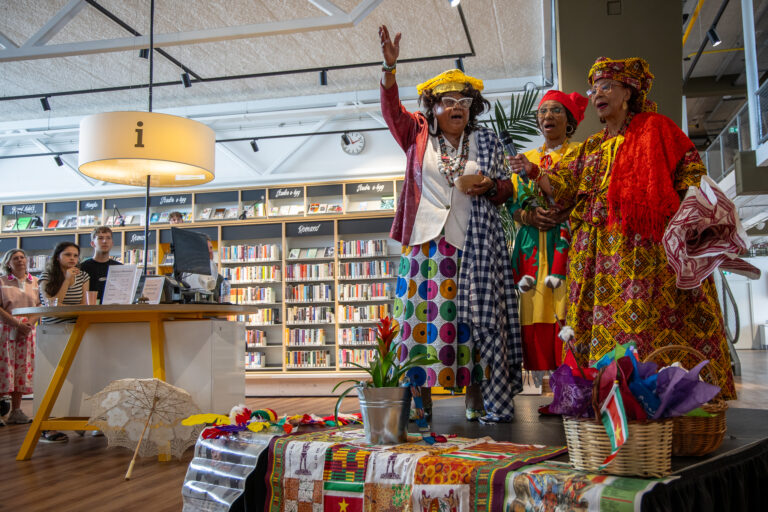 Tentoonstelling over Afro-Surinaamse klederdracht in Bibliotheek Capelle Centrum