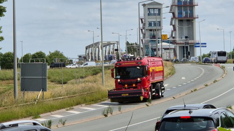 Update | Wisselstrook Algerabrug weer open na opruimen oliespoor