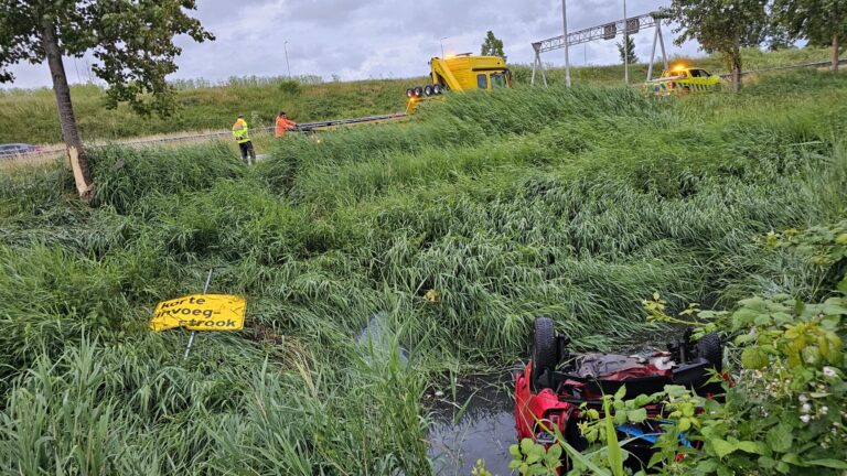 Auto raakt van snelweg in sloot, meerdere gewonden