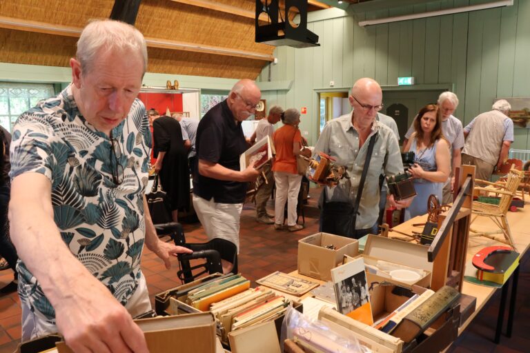 Liefhebbers van curiosa en antiek slaan slag tijdens verkoopmiddag Streekmuseum Krimpenerwaard