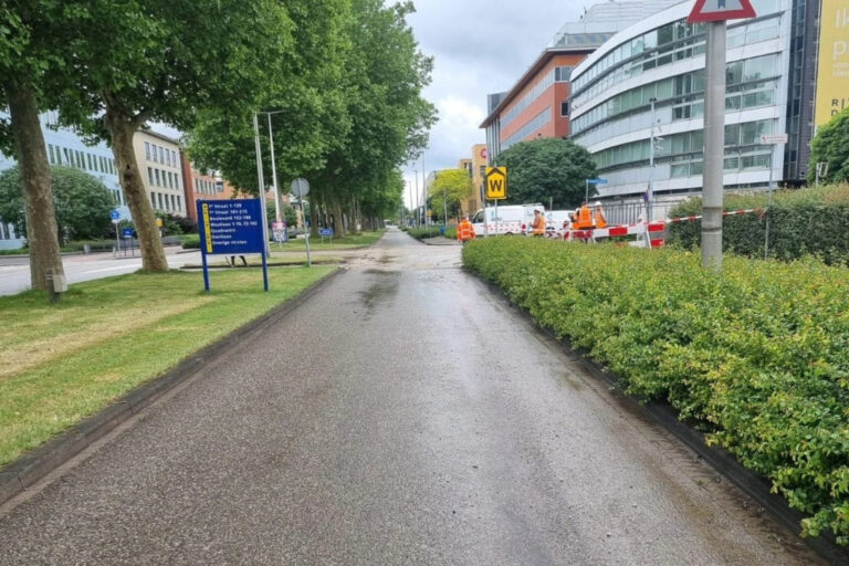 Waterleiding geraakt tijdens werkzaamheden op Rivium Boulevard