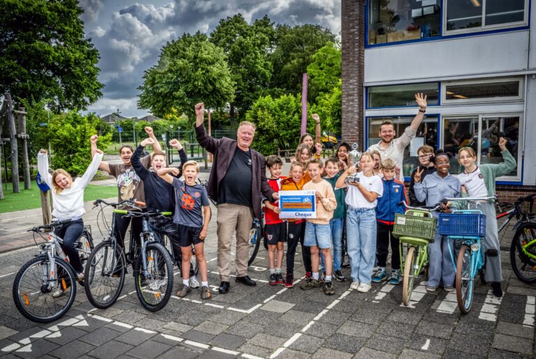 Leerlingen PCB De Fontein winnen wisselbeker na afleggen verkeersexamen