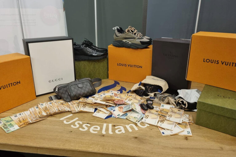 Politie neemt geld en luxe-artikelen in beslag in Capelse woning