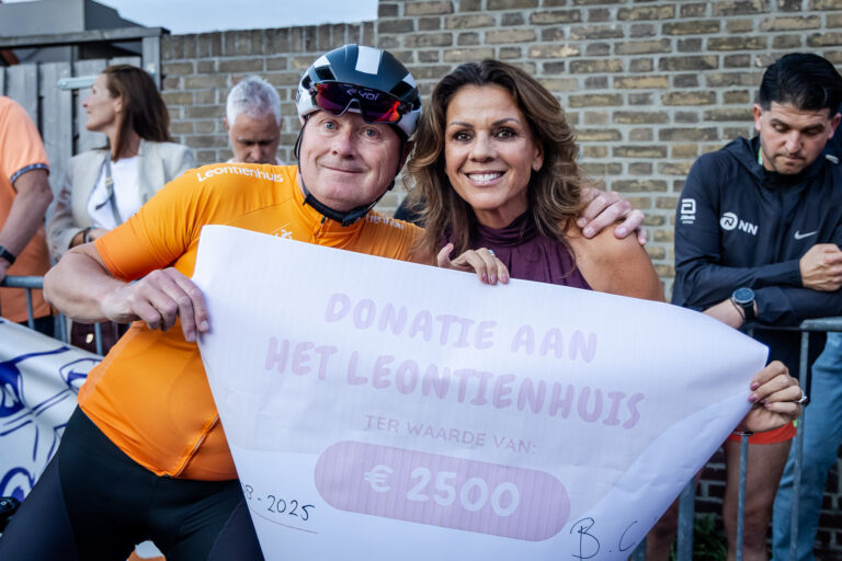 Leontien van Moorsel ontvangt cheque tijdens Ronde van West: ‘Maken met elkaar het verschil’