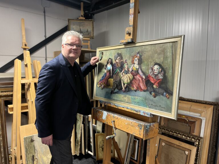 Kunstwerken taxeren tijdens Kunstmarkt