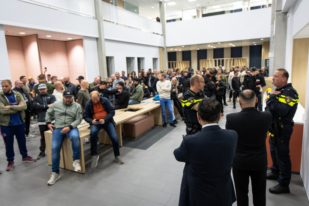 Chaotisch en grimmig verloop raadsvergadering over opvanglocatie statushouders