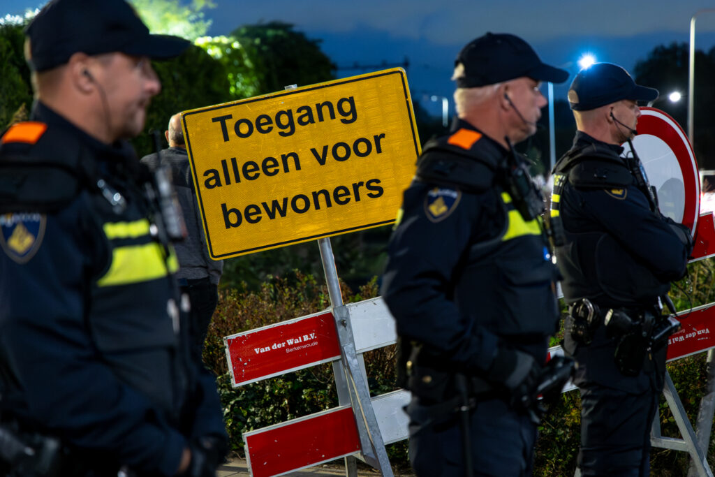 Bewoners blijven kritisch tijdens bijeenkomst over opvanglocatie, demonstratie buiten onrustig verlo