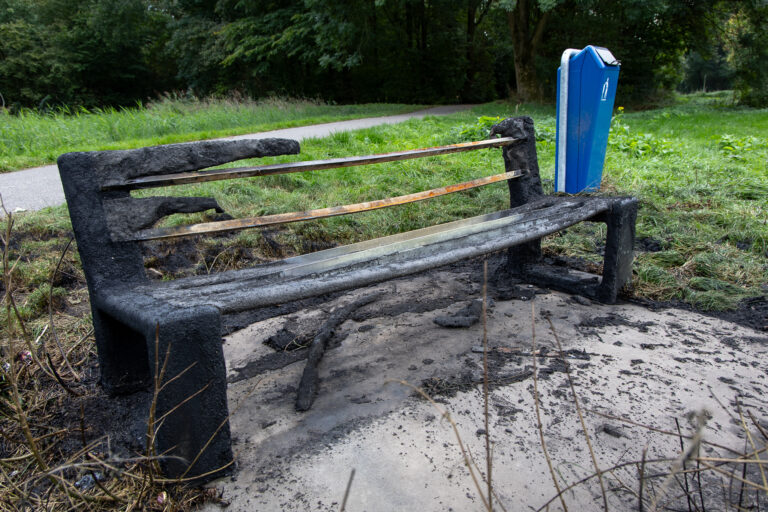 Brandweer druk met branden blussen in Schollebos, meerdere bankjes al in vlammen opgegaan