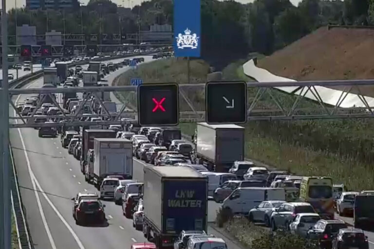 Lange files op A20 en A16: ‘Houd rekening met extra reistijd’