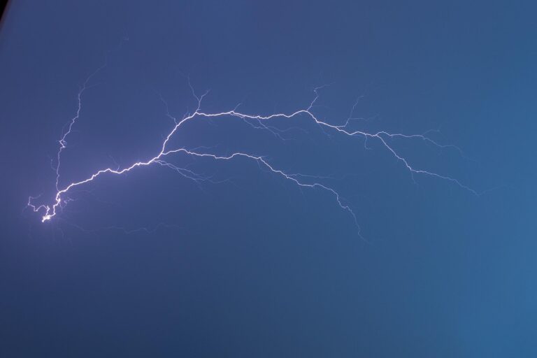 KNMI waarschuwt woensdagavond voor onweersbuien en harde wind