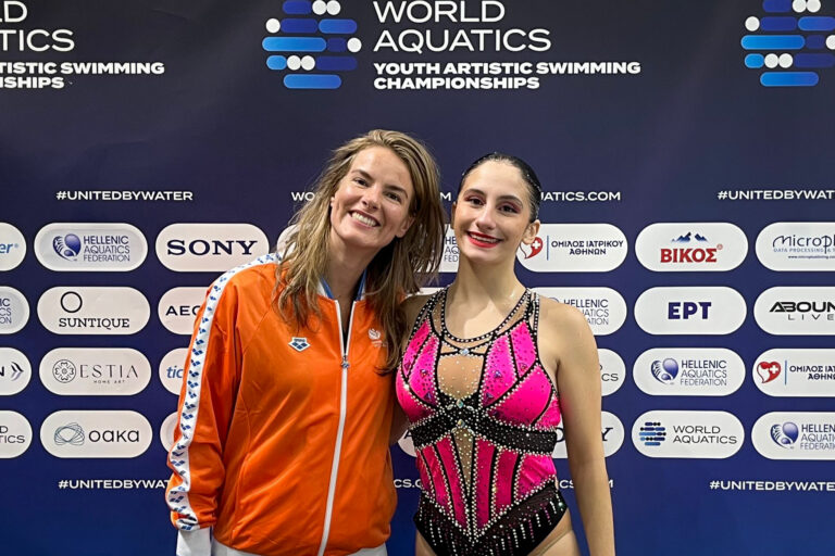 Alara Yapar debuteert op Wereldjeugdkampioenschappen Synchroonzwemmen in Athene