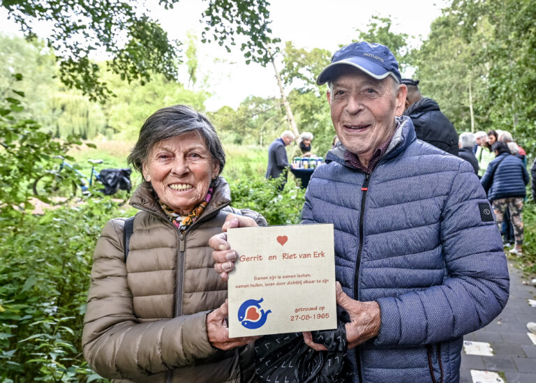 Tientallen liefdestegels gelegd in Liefdeslaantje: “ik vind het heel mooi”