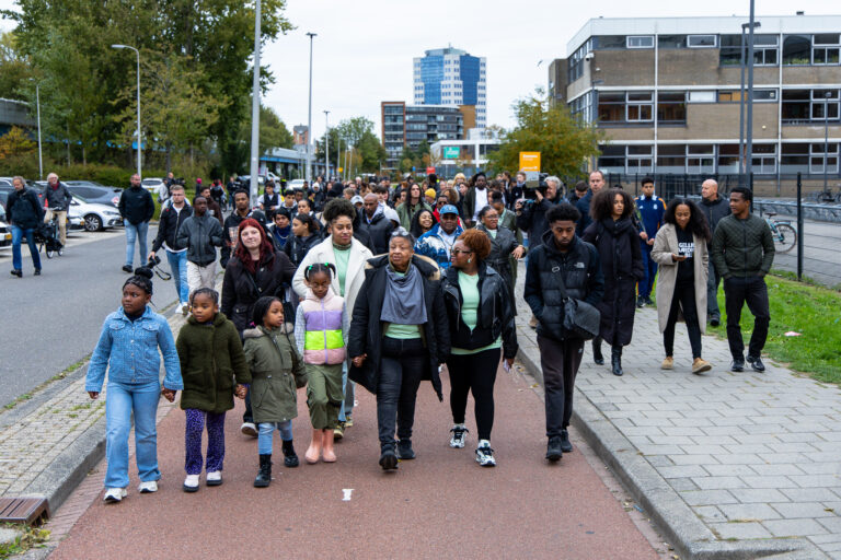 [VIDEO] Nabestaanden lopen stille tocht voor Jerryson: ‘We zijn onze kinderen aan het verliezen’