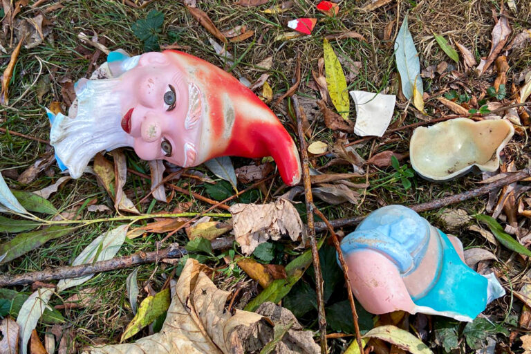 Vandalisme treft Kabouterbos in Schollebos: kabouters en ruilkast vernield