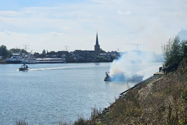 Brandweer lang bezig met brandende boot op Hollandsche IJssel