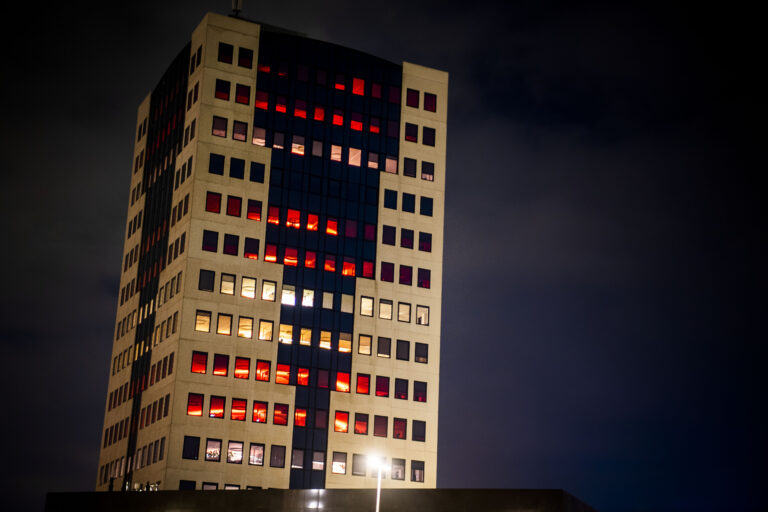 Gemeentehuis Capelle aan den IJssel kleurt oranje