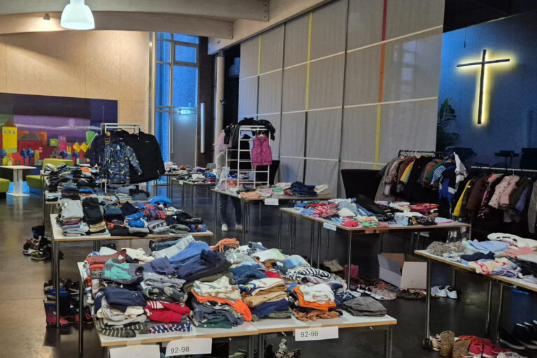 Ruim duizend kledingstukken krijgen tweede leven tijdens kinderkledingbeurs