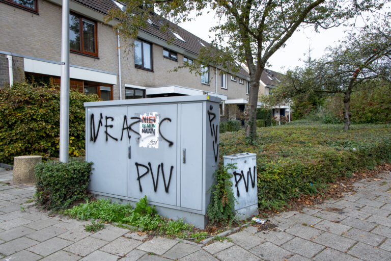 Bekladdingen in Nieuwerkerk aan den IJssel gericht op opvanglocatie en politiek Bekladdingen in Nieuwerkerk aan den IJssel gericht op opvanglocatie en politiek