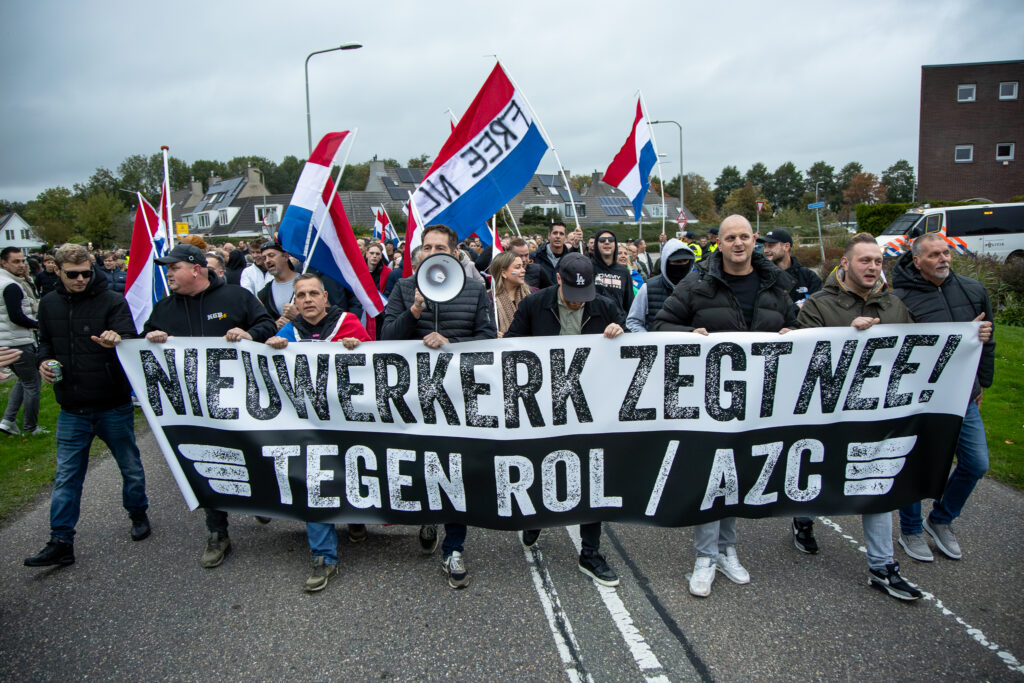 Honderden mensen lopen protestmars naar gemeentehuis: 'Ga meer met je burgers in gesprek'
