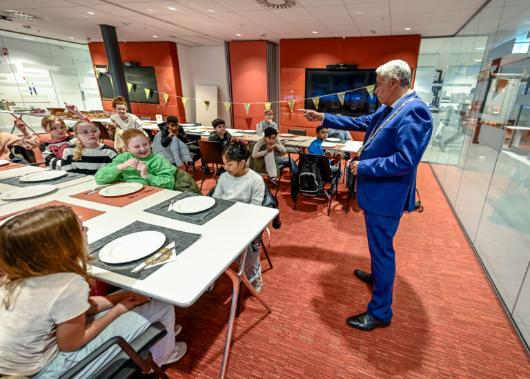 Leerlingen Groen van Prinstererschool ontbijten met burgemeester Manusama