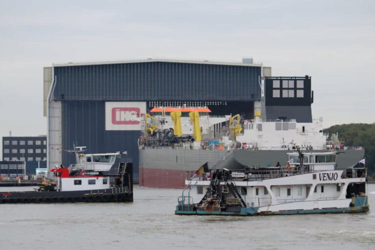 Groot nieuw schip te water gelaten in Krimpen aan den IJssel