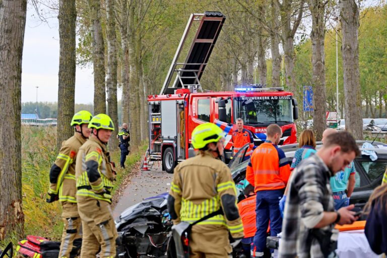 Automobilist botst op boom bij Moordrecht