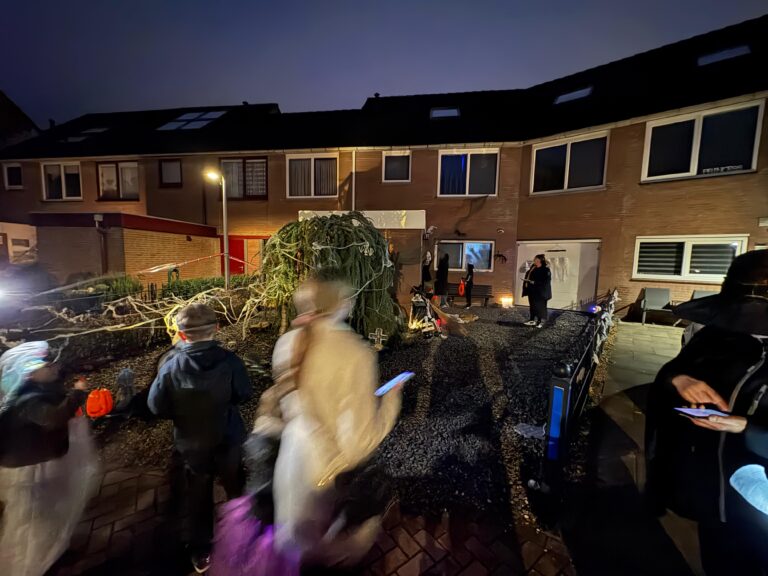 Kinderen griezelen tijdens Scholloween