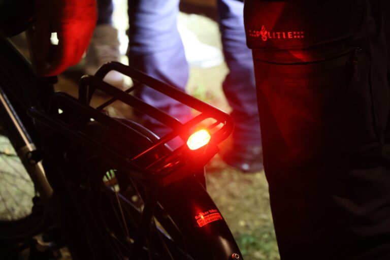 Tientallen bekeuringen tijdens lichtcontrole, VVN-Krimpen deelt lampjes uit