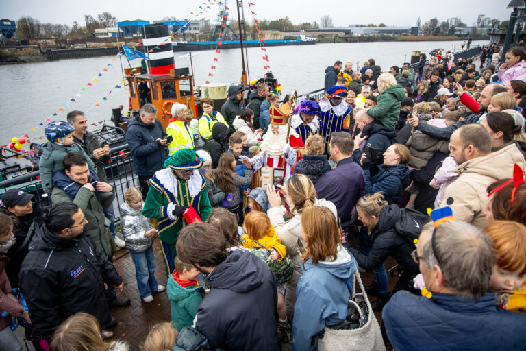 Sinterklaas feestelijk onthaald in Capelle aan den IJssel