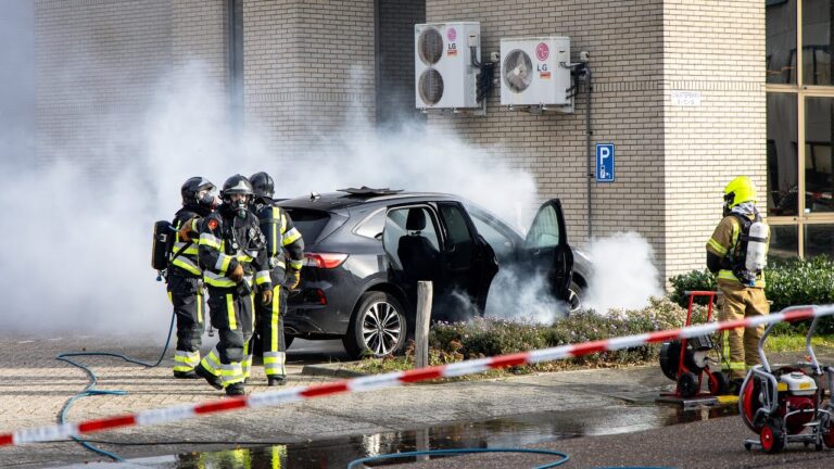 Accu vliegt tijdens laden auto in brand