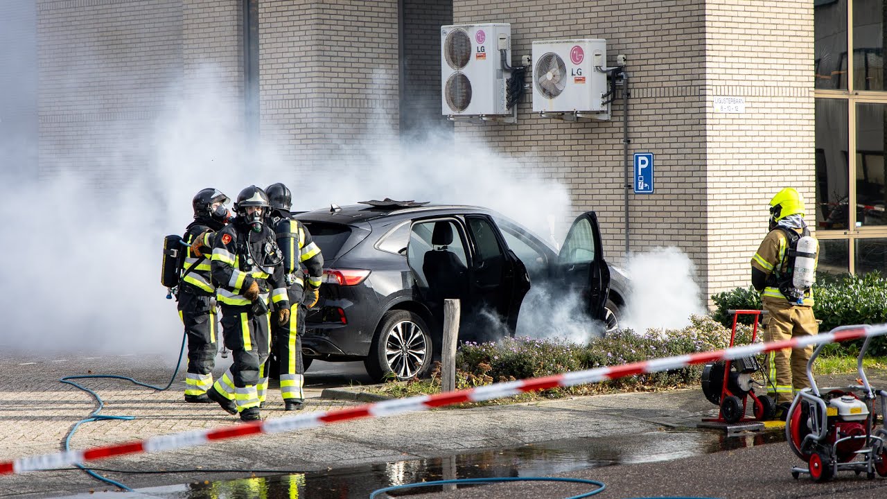 Accu vliegt tijdens laden auto in brand