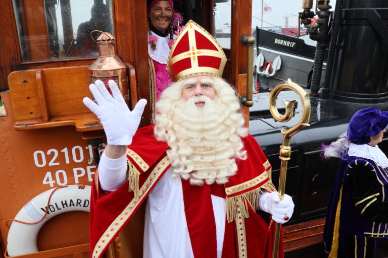 Kinderen heten Sinterklaas welkom in Krimpen aan den IJssel