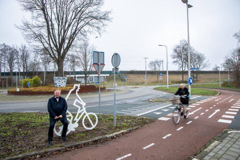 Gemeente start proef met attentiefiguren bij rotonde