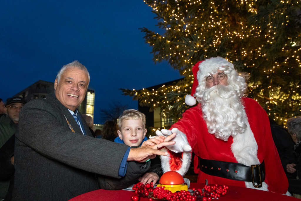 Lichtjes in Capelse kerstboom ontstoken: ‘straalt weer prachtig’
