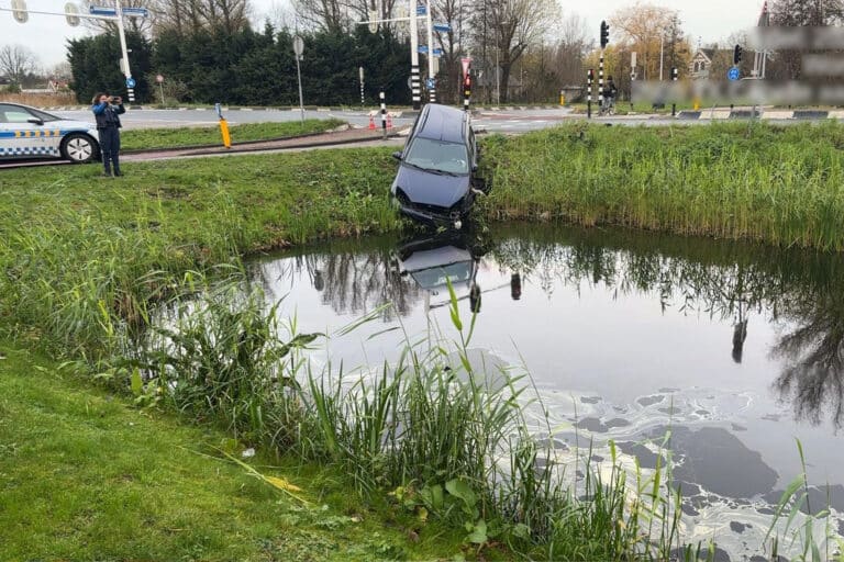 Auto raakt van de weg langs Abram van Rijckevorselweg