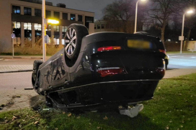 Auto slaat over de kop