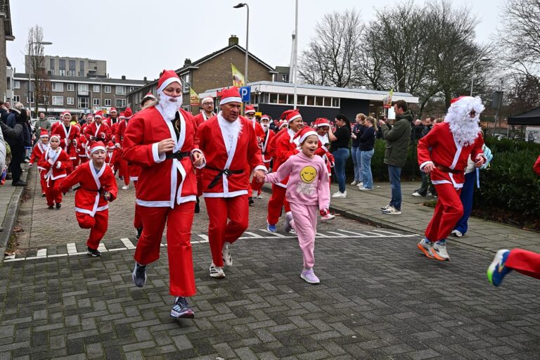 Capelle-West kleurt rood tijdens Santa Run