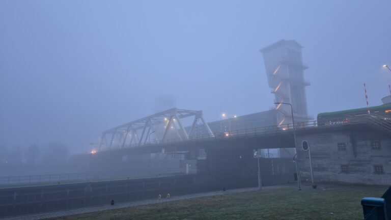 Code geel door dichte mist