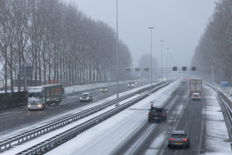 Update | Winters weer houdt aan, Rijkswaterstaat waarschuwt voor zeer drukke avondspits