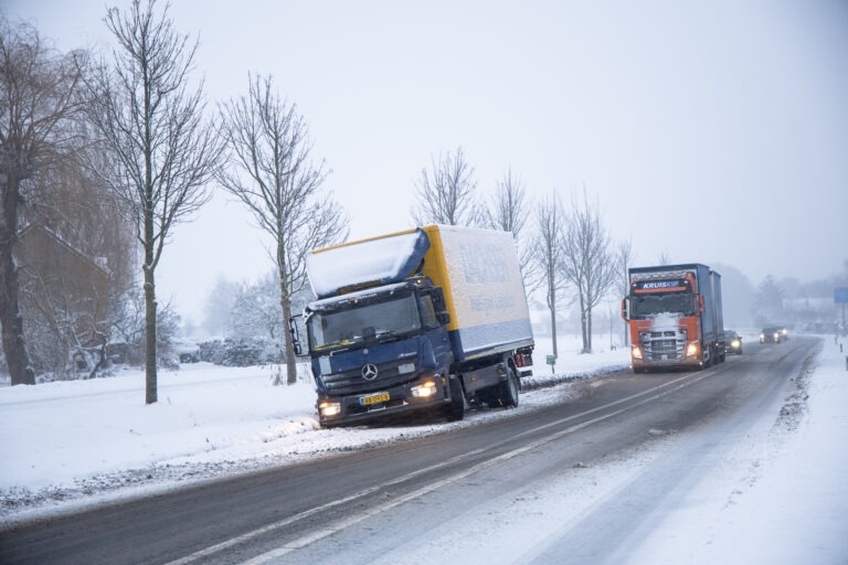 Update | Meerdere vrachtwagens vast door sneeuw, problemen bij openbaar vervoer