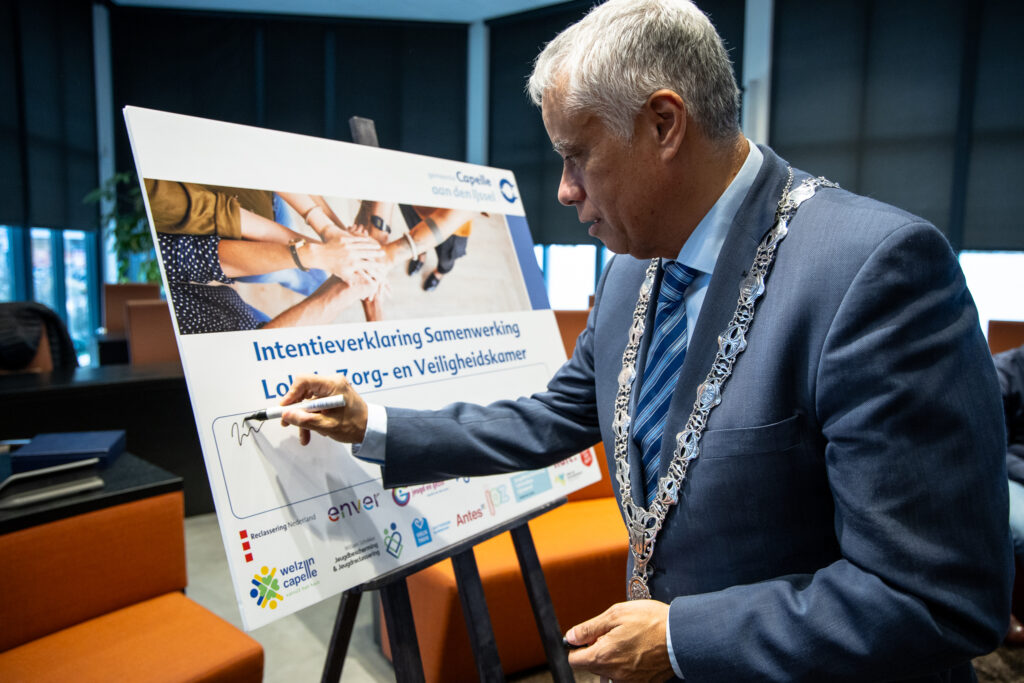 Volgens burgemeester Manusama moet het anders en is dus blij met de start van het lokale Zorg- en Veiligheidshuis