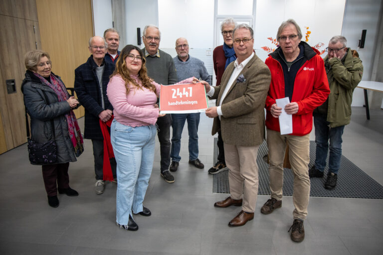 Petitie overhandigd voor menswaardige opvang van vluchtelingen