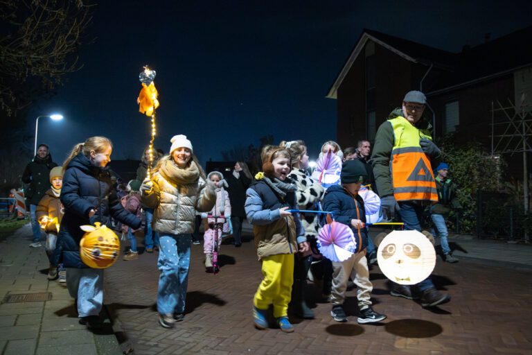 Fotoverslag | Jaarlijkse lampionnen- en fakkeloptocht in Zevenhuizen weer gezellig en sfeervol